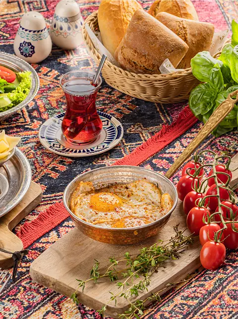 Sahanda Yumurta – Spiegelei in der Kupferpfanne mit Butter, türkisches Frühstück im Café Peri Berlin.