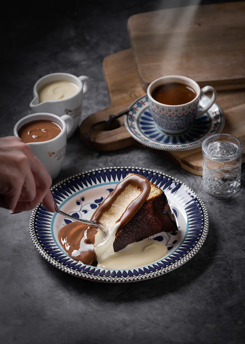 Warmes Schokoladendessert mit Vanillesauce und heißer Schokolade, dazu türkischer Kaffee im Café Peri Berlin.