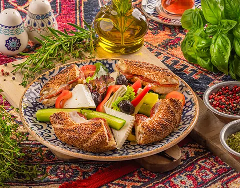Belegter Simit-Teller mit Sesamkringel, Weißkäse, Tomaten, Gurken und Oliven – türkisches Frühstück im Café Peri Berlin.